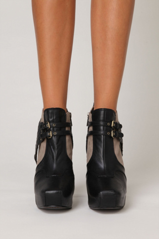 Black / Almond